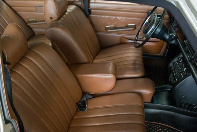 1971 Mercedes-Benz 200-Series 250 Sedan - photo 12