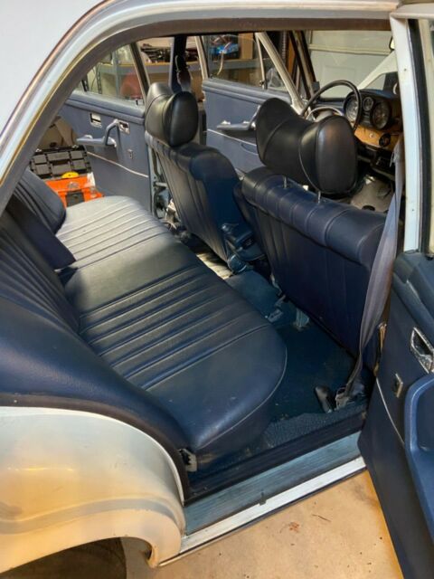 1971 Mercedes-Benz 200-Series - photo 8