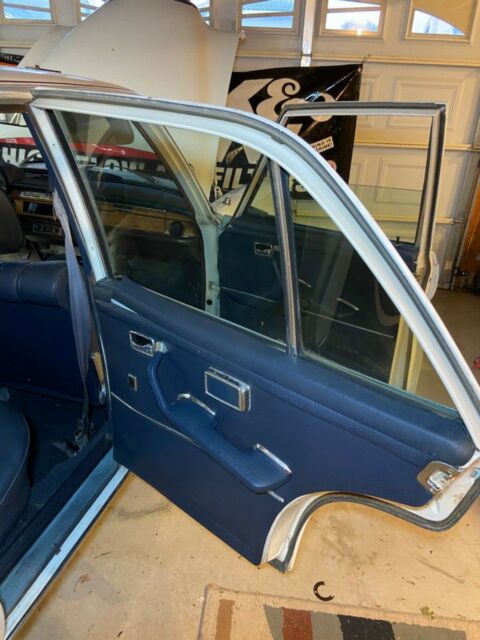 1971 Mercedes-Benz 200-Series - photo 9
