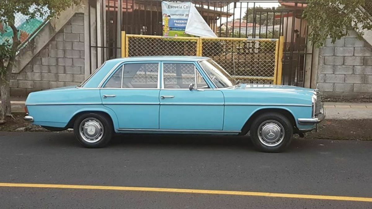 1971 Mercedes Benz 200 Saloon 4 Doors Manual Gears on the Column 1971 Mercedes-Benz 200-Series