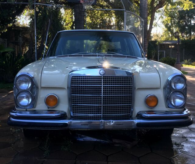 1971 Mercedes-Benz 200-Series - photo 2