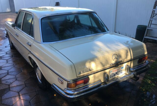 1971 Mercedes-Benz 200-Series - photo 3
