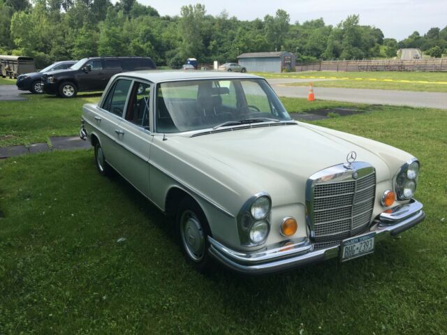 1971 Mercedes-Benz 200-Series