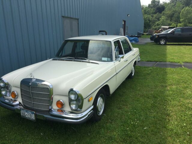 1971 Mercedes-Benz 200-Series - photo 2
