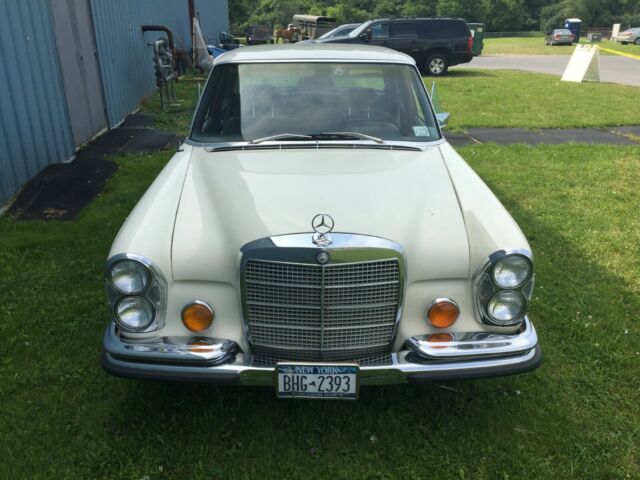 1971 Mercedes-Benz 200-Series - photo 3