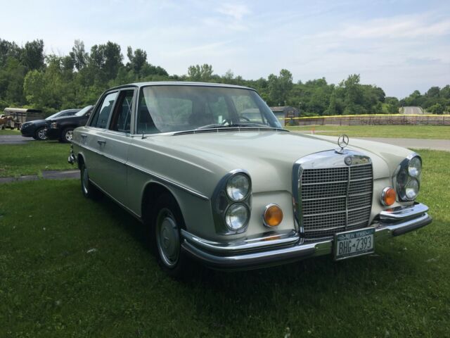 1971 Mercedes-Benz 200-Series - photo 4