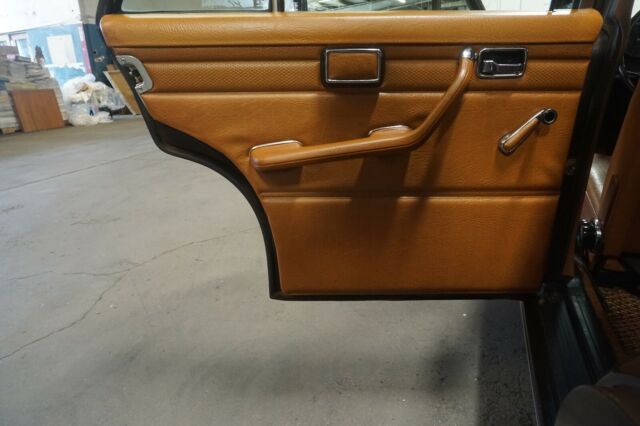 1971 Mercedes-Benz 200-Series 220 - photo 12
