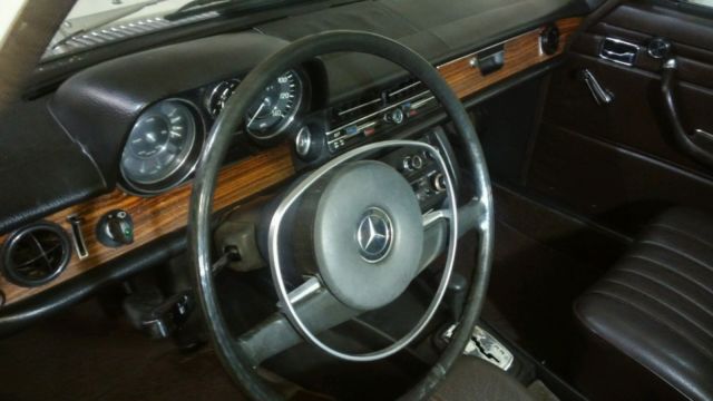 1971 Mercedes-Benz 200-Series sedan - photo 12