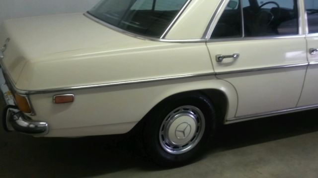 1971 Mercedes-Benz 200-Series sedan - photo 3
