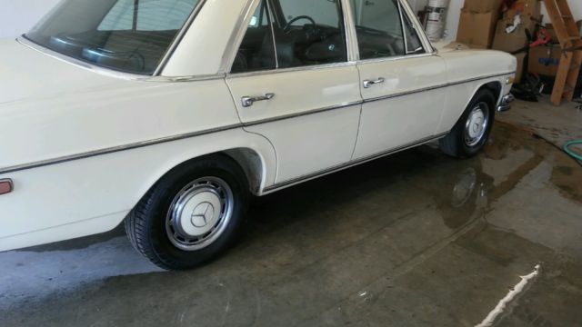 1971 Mercedes-Benz 200-Series sedan - photo 7