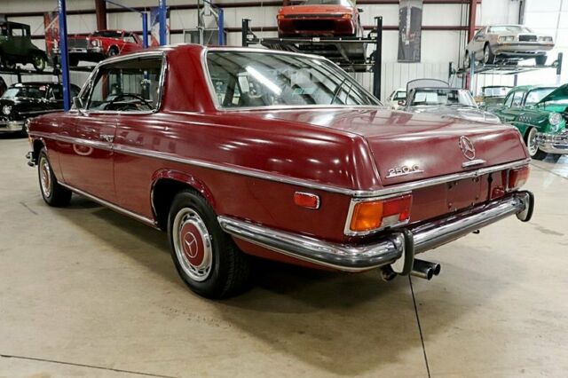 1971 Mercedes-Benz 200-Series -- - photo 3
