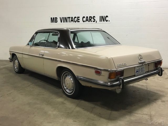 1971 Mercedes-Benz 200-Series Coupe - photo 4
