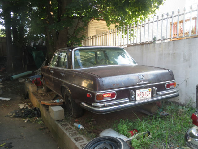1971 Mercedes-Benz 200-Series Sedan