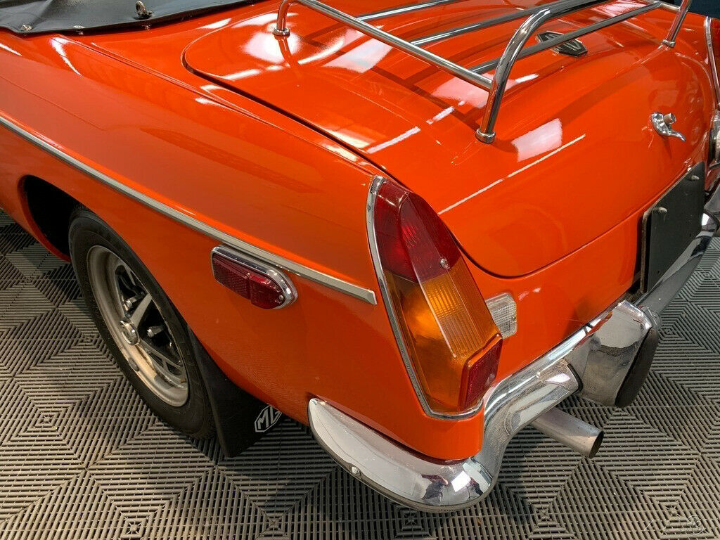 1971 MG MGB 1971 MGB ROADSTER. BLAZE ORANGE WITH BLACK TRIM. - photo 11