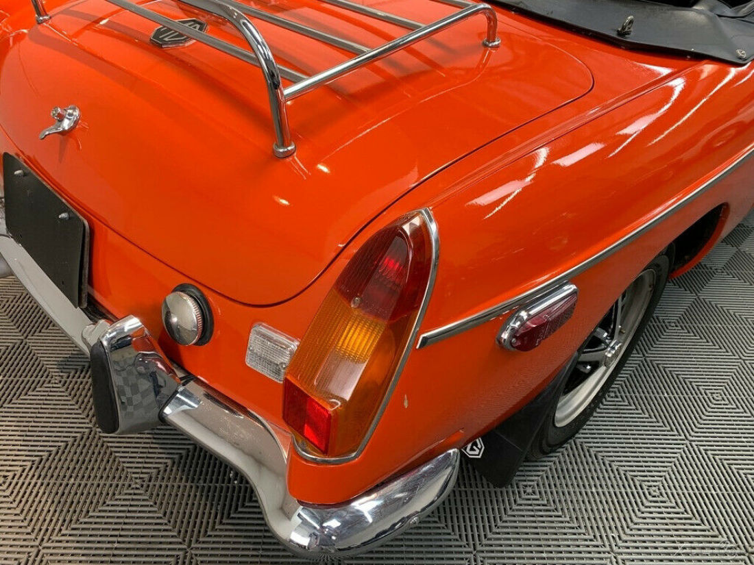1971 MG MGB 1971 MGB ROADSTER. BLAZE ORANGE WITH BLACK TRIM. - photo 6