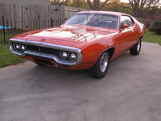 1971 Plymouth Road Runner, very nice car, recent complete restoration 1971 Plymouth Road Runner reflective over roof stripe, hood recess stripes