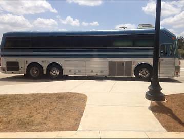 Silver Eagle Entertainer Tour Bus Motorhome - photo 2