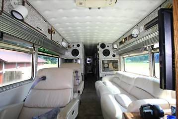Silver Eagle Entertainer Tour Bus Motorhome - photo 6