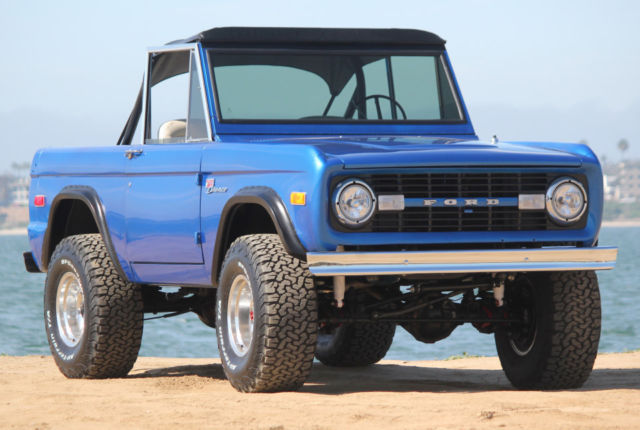 1972 Ford Bronco Sport 302 V8 with 3 Speed on 33's LCD Screen and Radio 1972 Ford Bronco Sport