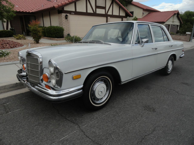 1972 MERCEDES 280SE 4.5 W108 WHITE/BLUE SUNROOF AND FLOOR SHIFTER RARE CAR 1972 Mercedes-Benz 200-Series