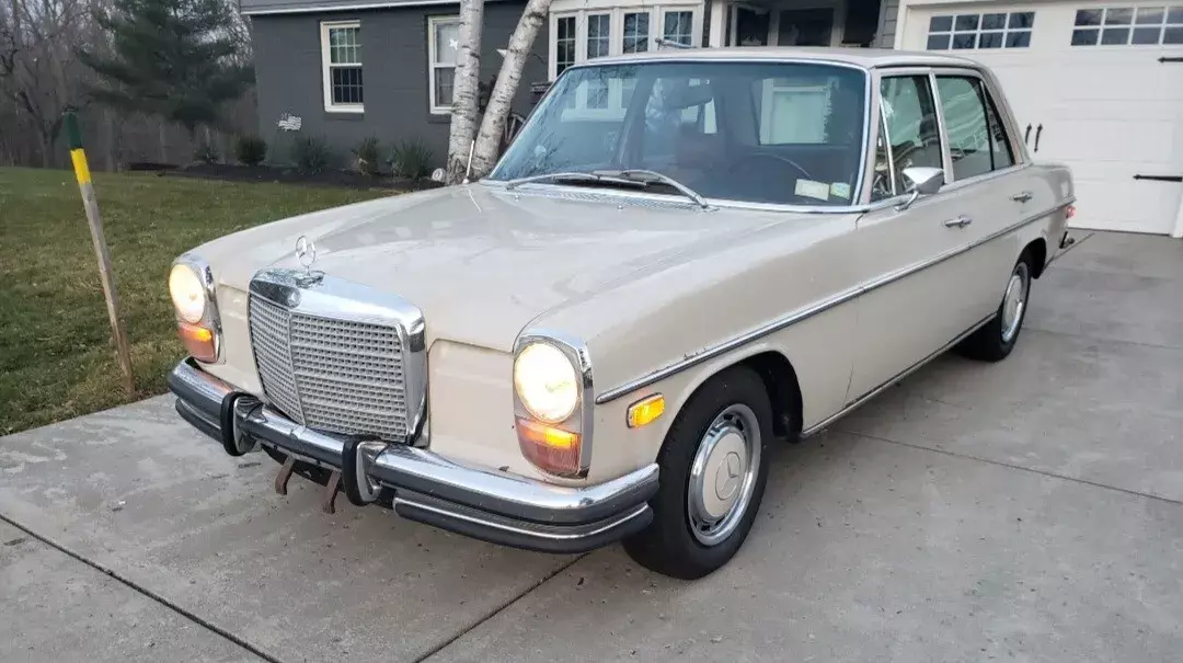 1972 mercedes-benz 250 sedan. with A/C. Car runs and drives. 1972 Mercedes-Benz 250