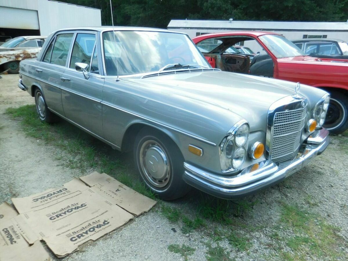 1972 Mercedes-Benz 200-Series 4-Door - photo 3