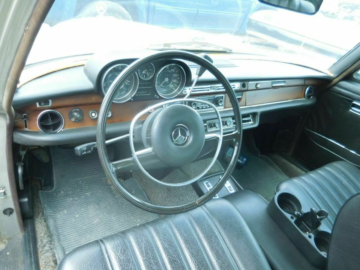 1972 Mercedes-Benz 200-Series 4-Door - photo 9