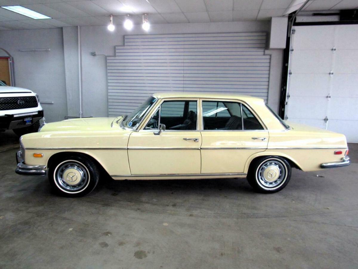 1972 Mercedes-Benz 200-Series - photo 2