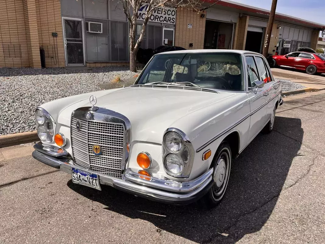 1972 Mercedes-Benz 280SE Sedan ONE OWNER 95,378 Miles Off white 1972 Mercedes-Benz 200-Series Sedan ONE OWNER
