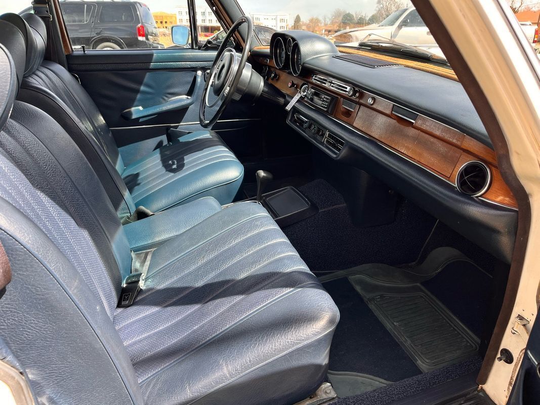 1972 Mercedes-Benz 200-Series Sedan ONE OWNER - photo 10