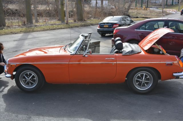 1972 MG MGB Roadster - photo 2