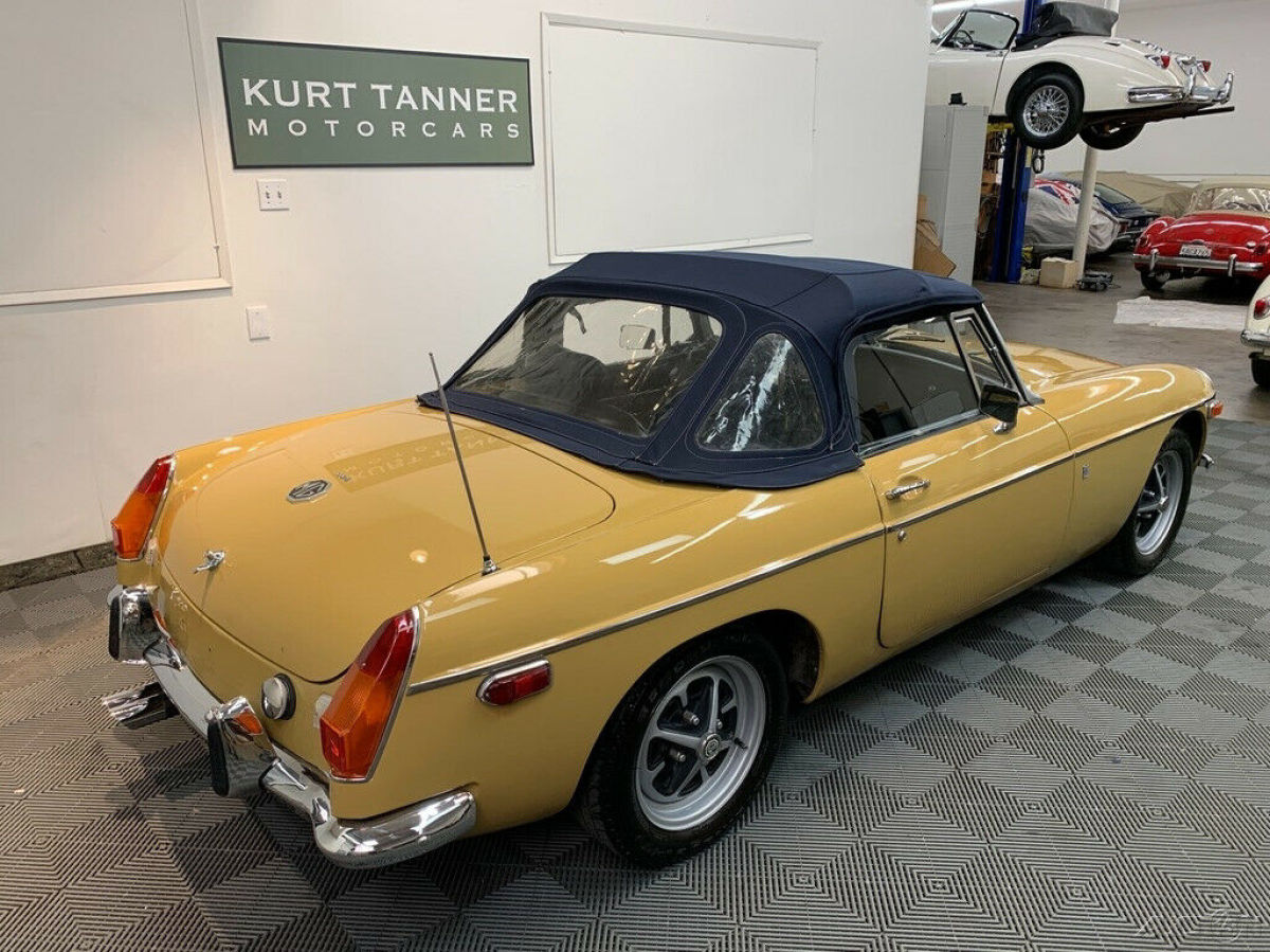1972 MG MGB 1972 MGB ROADSTER. HARVEST GOLD. MOTOLITA STEERING WHEEL, - photo 11
