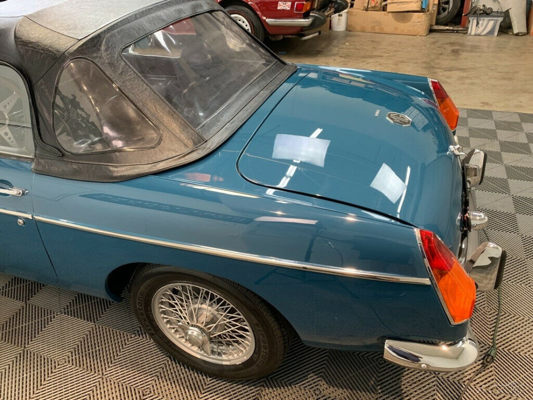 1972 MG MGB 1972 MGB ROADSTER. MINERAL BLUE. 4-SPEED, WIRE WHEELS. - photo 12