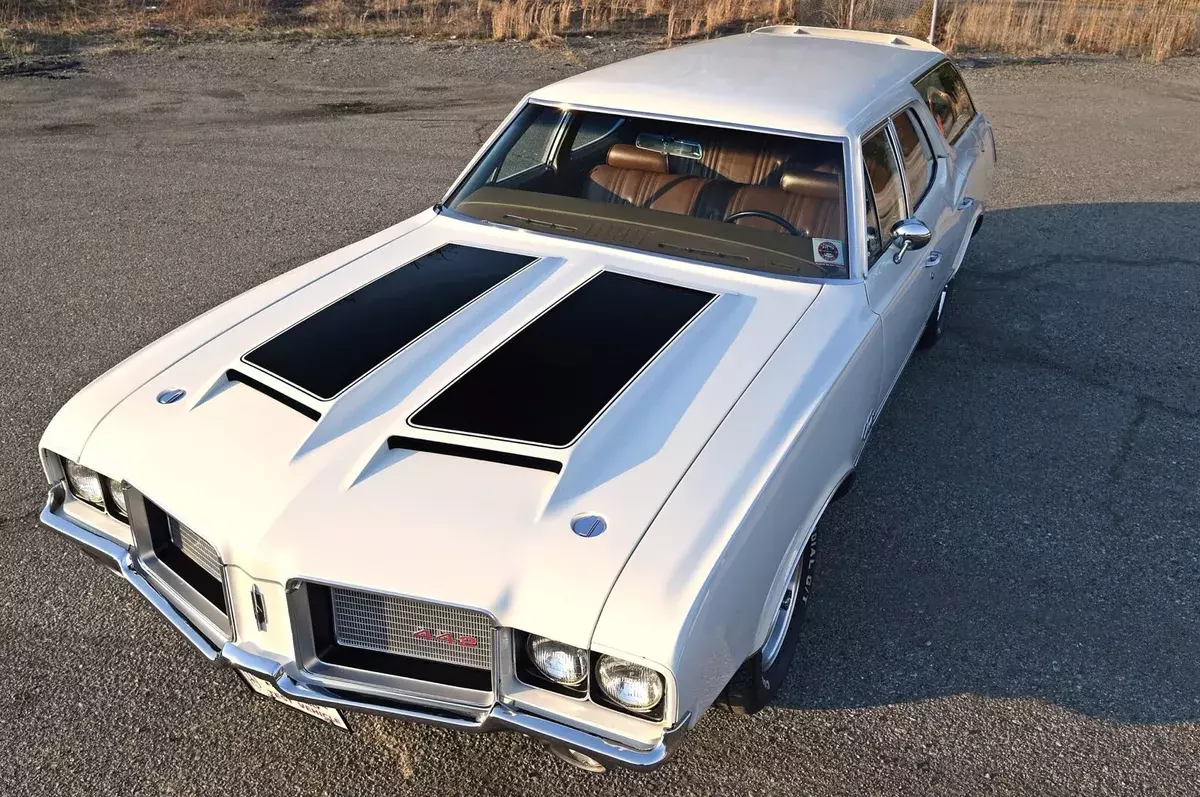 1972 Oldsmobile Cutlass Wagon White 442 Clone 4 Speed 455 1972 Oldsmobile Cutlass 442 Clone 4 Speed 455