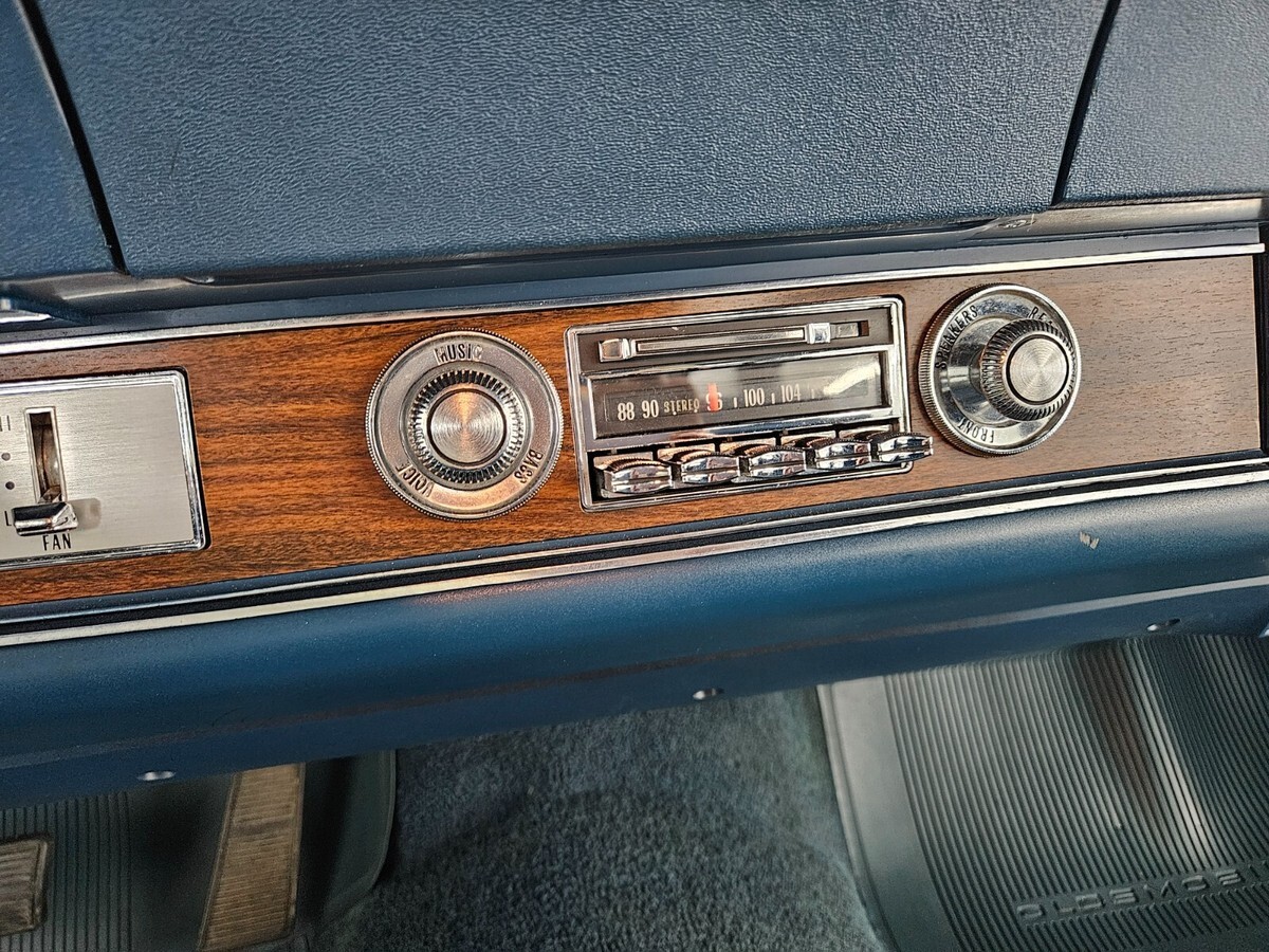 1972 Oldsmobile Vista Cruiser woodgrain - photo 11