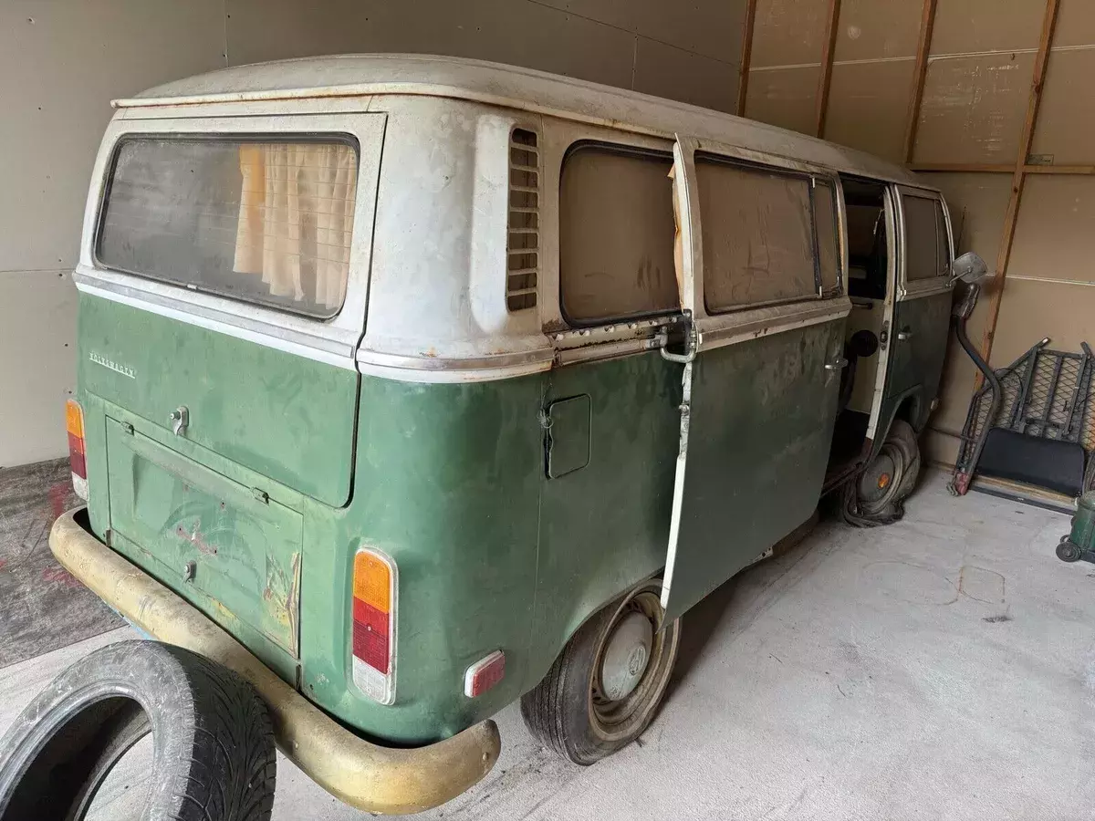 1972 Volkswagen Vanagon Green Bus 1972 Volkswagen Vanagon Bus