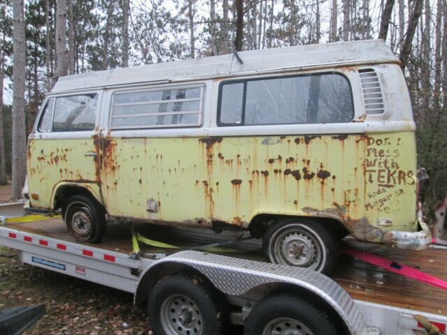 1972 VW TYPE 2B BUS CAMPER WITH WIND UP ROOF FOR RESTORATION OR PARTS NO ENGINE 1972 Volkswagen Bus/Vanagon