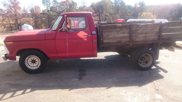 1973 Ford F-250 Flat Bed Pickup Truck with a 390 V8 Engine dual tires 1973 Ford F-250