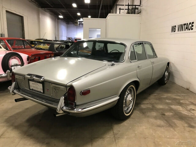1973 Jaguar XJ6 Sedan - photo 2