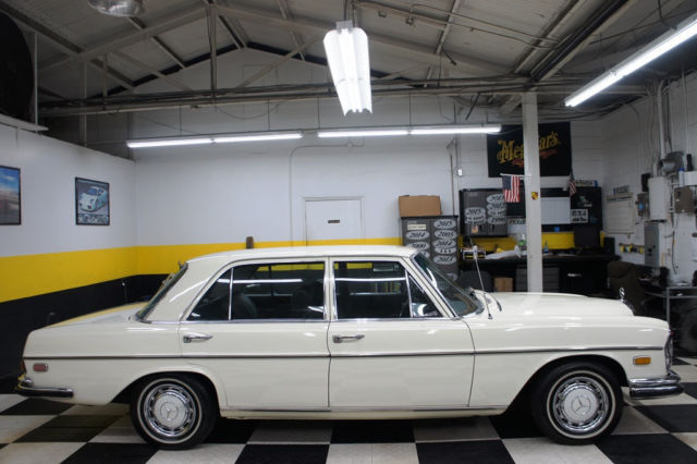 1973 Mercedes-Benz 200-Series - photo 12