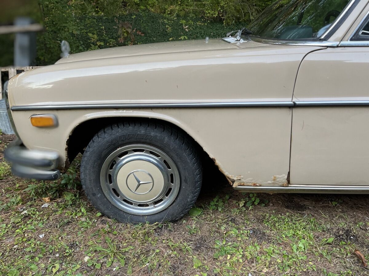 1973 Mercedes-Benz 200 brown leather seats - photo 8