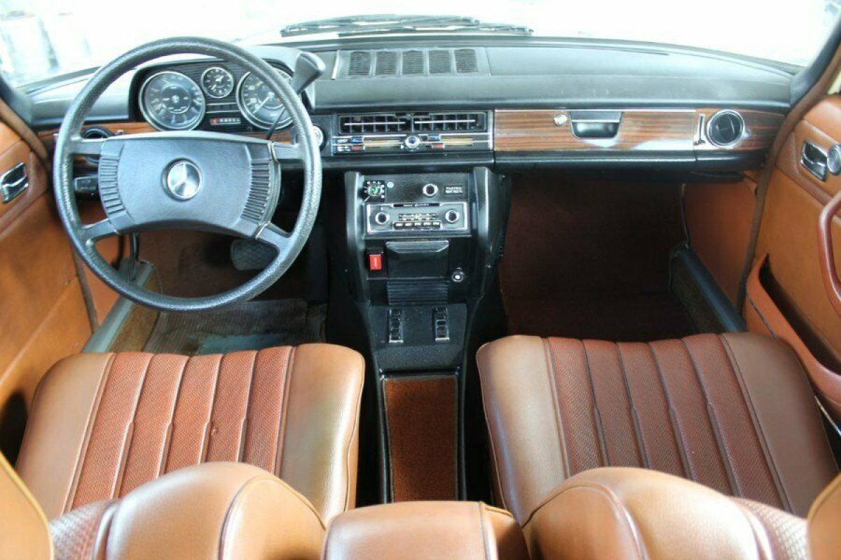 1973 Mercedes-Benz 200-Series - photo 2