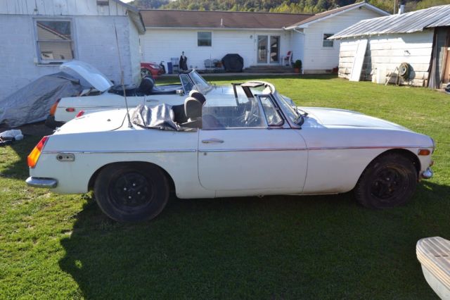 1973 MGB and 1975 MG L@@K No Reserve!!!! Bonus extra Motor & Transmission!!!!! 1973 MG MGB