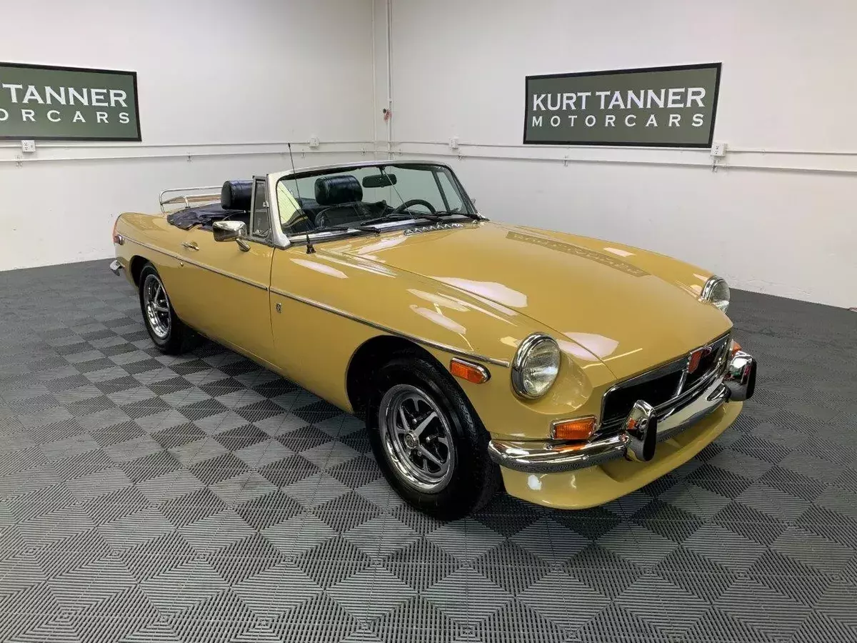 1973 MGB ROADSTER. HARVEST GOLD WITH BLACK TRIM, TOP, TOP BOOT. 1973 MG MGB