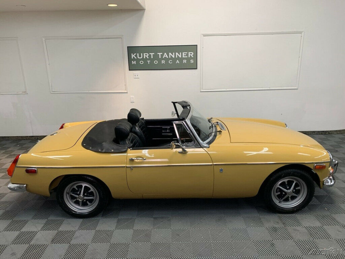 1973 MG MGB 1973 MGB ROADSTER. HARVEST GOLD. - photo 8