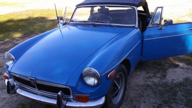 1973 MGB with OVERDRIVE 1973 MG MGB cloth interior