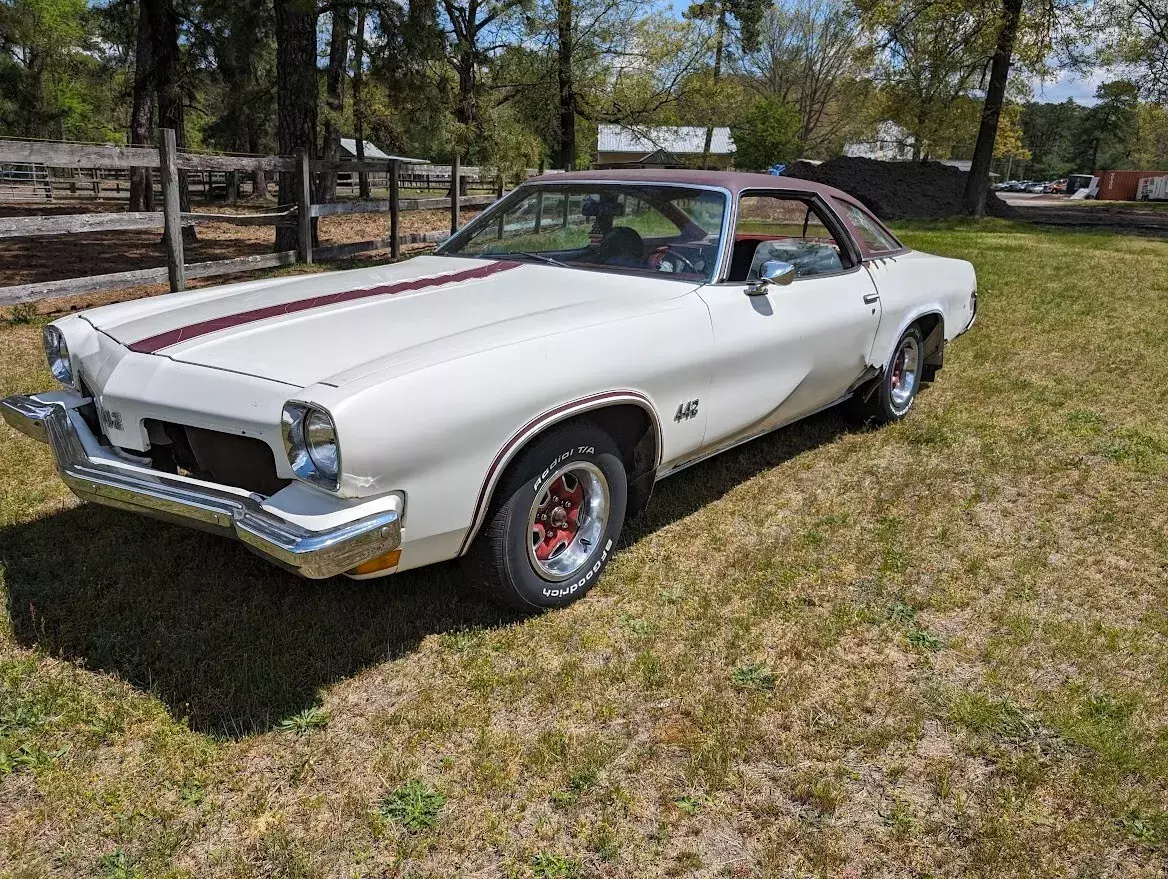 1973 Oldsmobile Cutlass 442(Clone?) 4 Speed manual 1973 Oldsmobile Cutlass 442