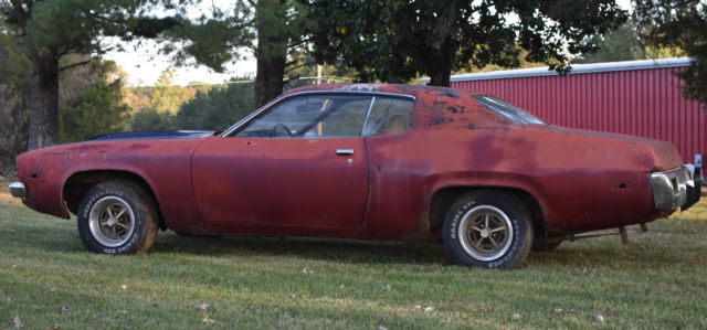 1973 PLYMOUTH ROAD RUNNER V-8, 3 SPEED MANUAL, POWER DISC BRAKES, REAR SWAY BAR. 1973 Plymouth Road Runner MANUAL FLOOR SHIFT