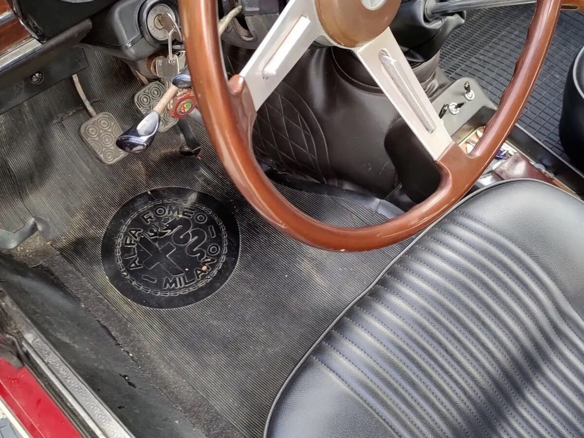 1974 Alfa Romeo 1750 40,900KM - Rare, Perfect Interior, Well Maintained - photo 6