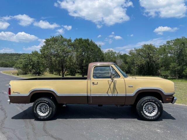 1974 Dodge D100 Pickup - W100 - 4x4 - V8 - Adventurer Package - photo 9